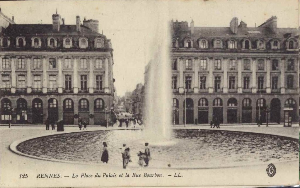 125 - Rennes - La place du palais et la rue Bourbon.jpg