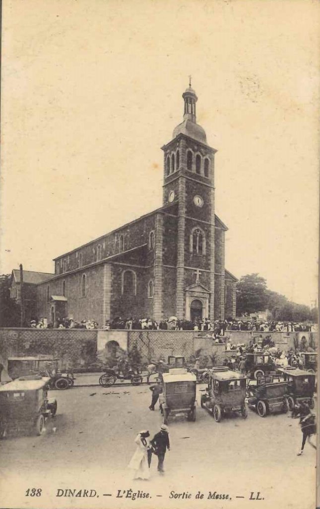 138 - Dinard - L'église - Sortie de messe.jpg