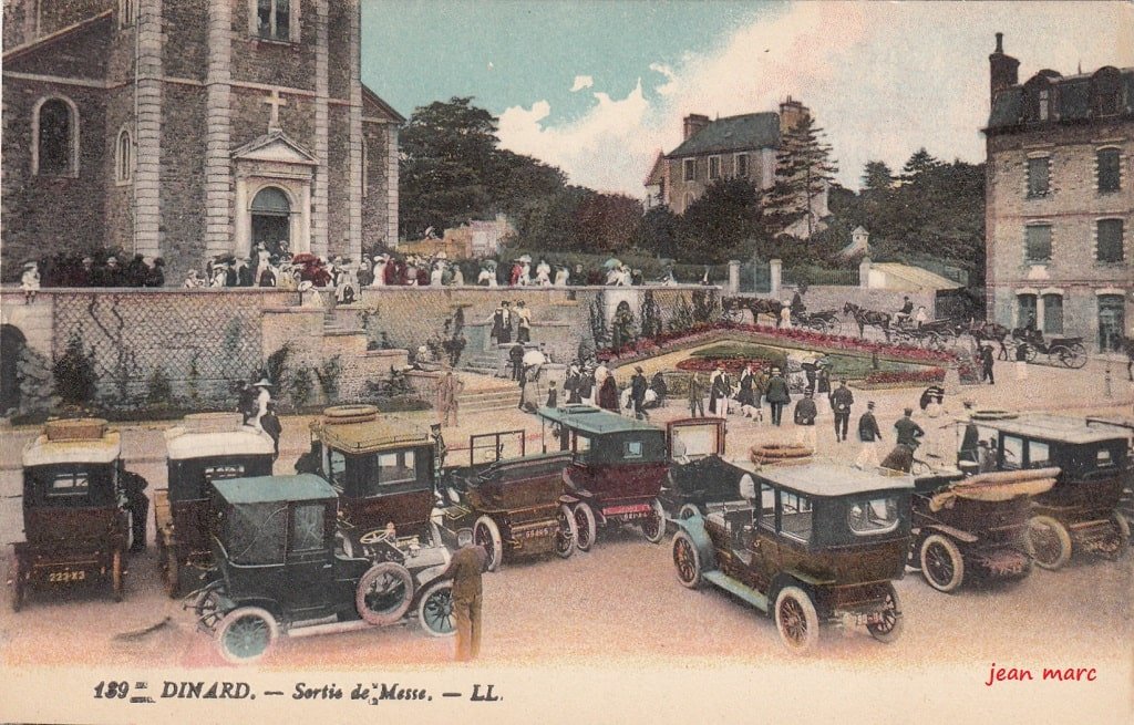 Dinard - Sortie de messe.jpg