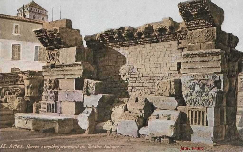 Arles - Pierres sculptées provenant du Théâtre Antique.jpg