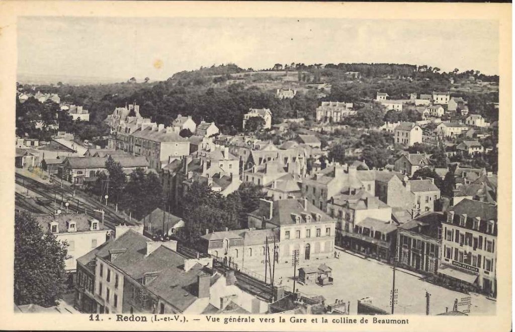 11 - Redon - Vue générale vers la Gare et la colline de Beaumont.jpg