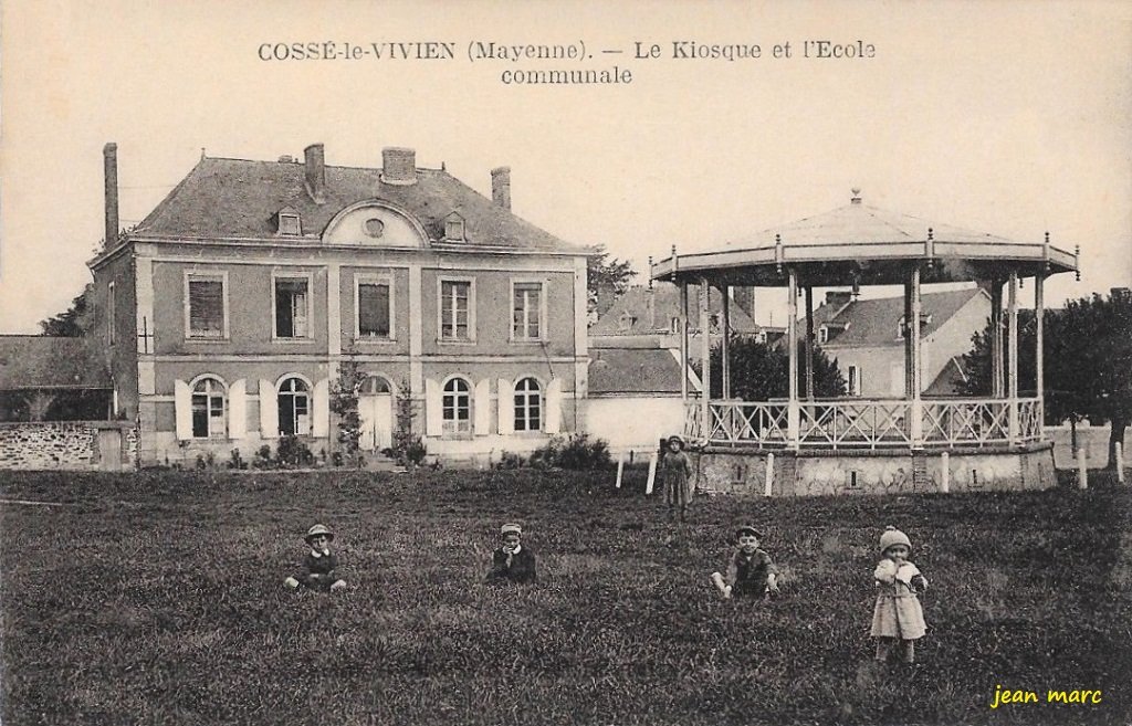 Cossé-le-Vivien - Le Kiosque et l'École Communale.jpg