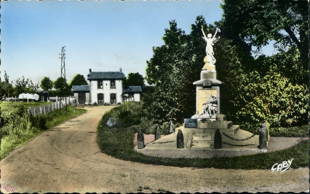 61-Carrouges - Monument aux Morts et Gare.jpg