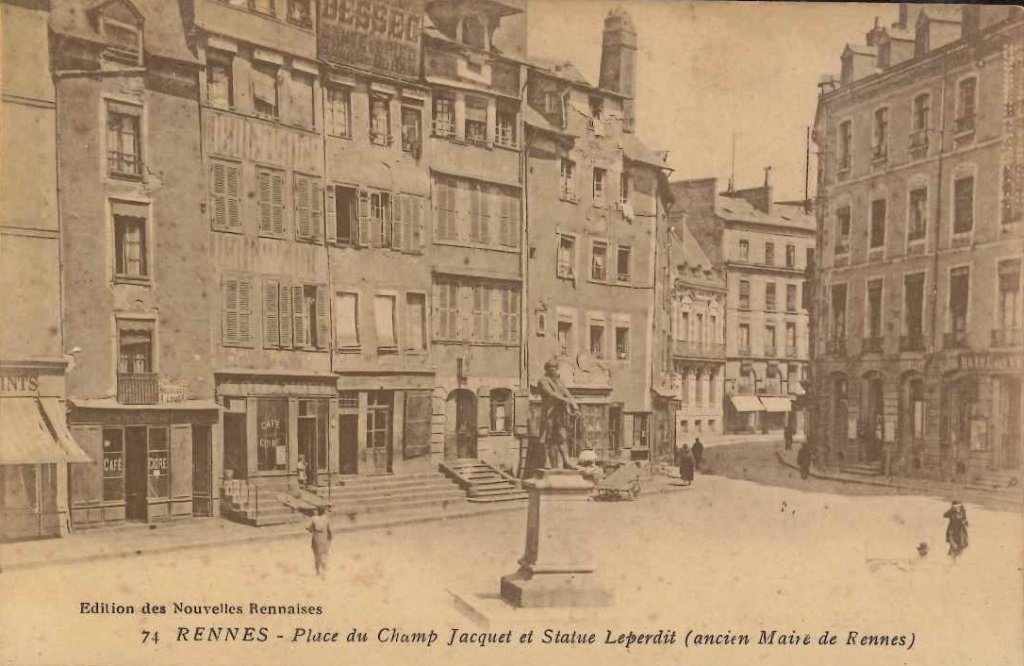 74 - Rennes - Place du Champ Jacquet et Statue Leperdit.jpg