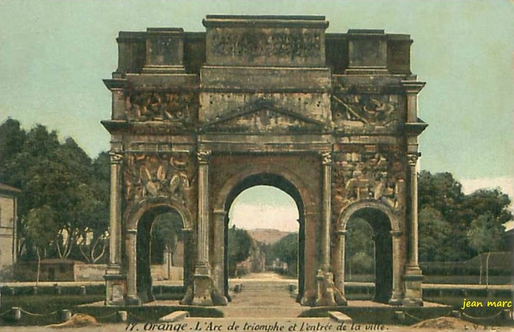 Orange - L'Arc de Triomphe et l'entrée de la ville.jpg