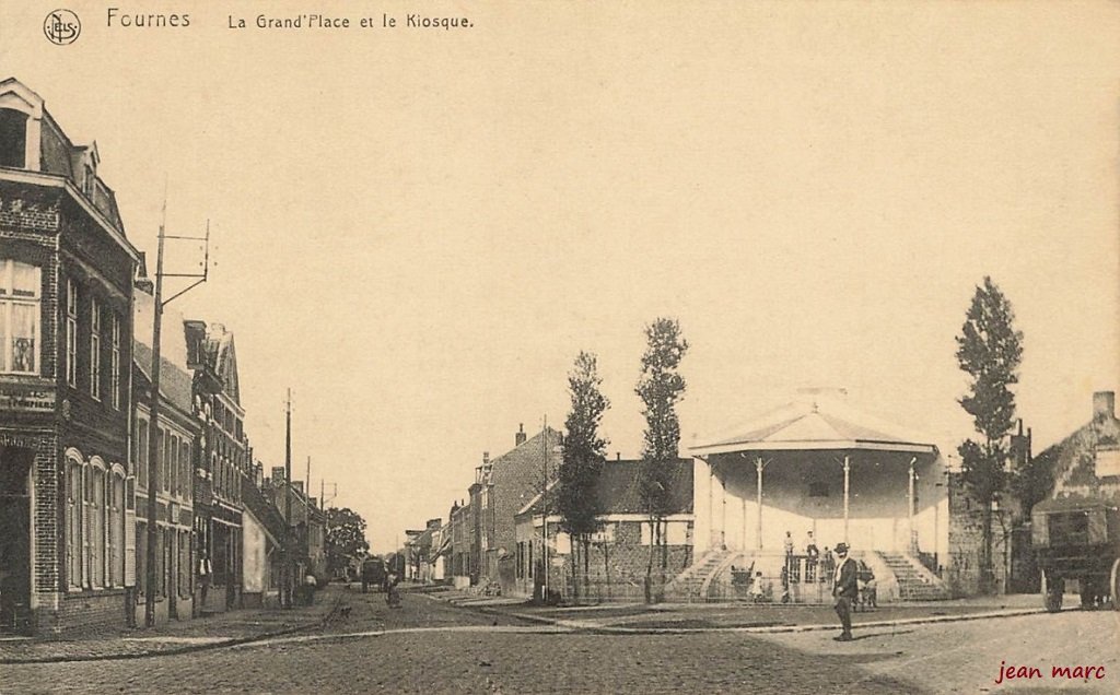 Fournes - La Grand'Place et le Kiosque.jpg