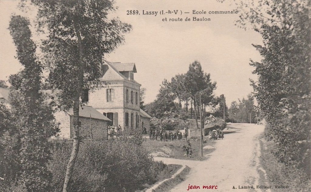 Lassy - École communale et route de Baulon.jpg
