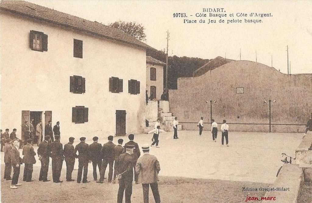 Bidart - Place du Jeu de pelote basque.jpg