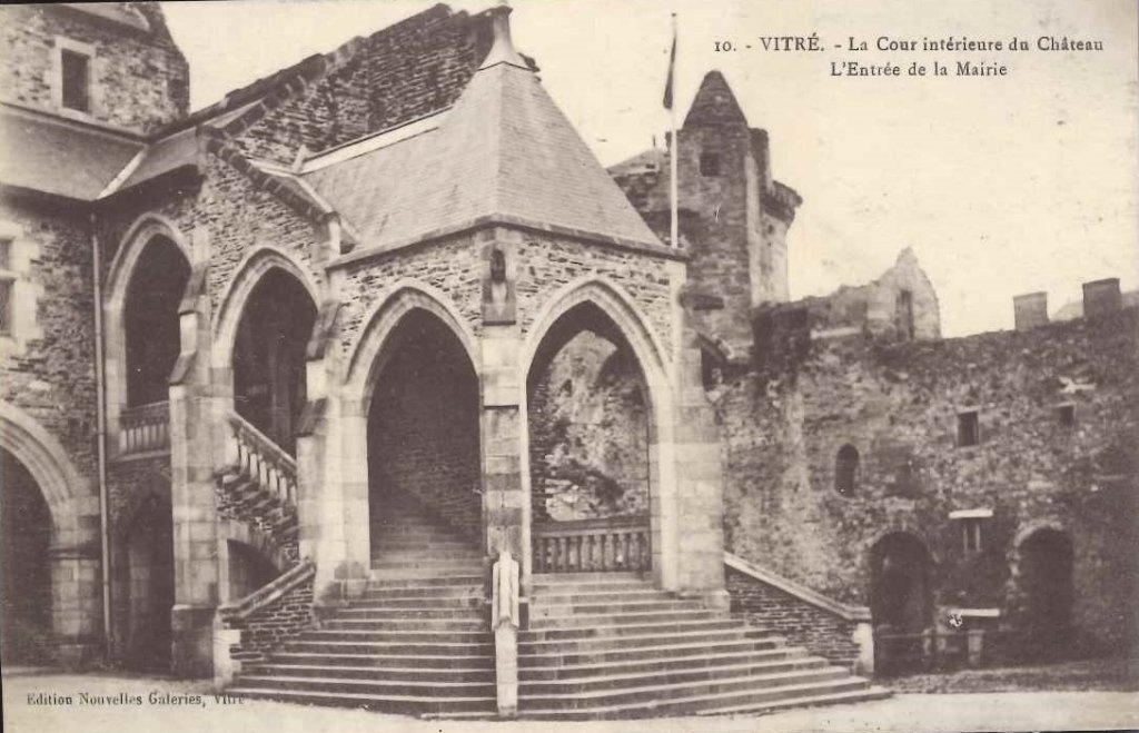 10 - Vitré - La Cour intérieure du Château - L'Entrée de la Mairie.jpg