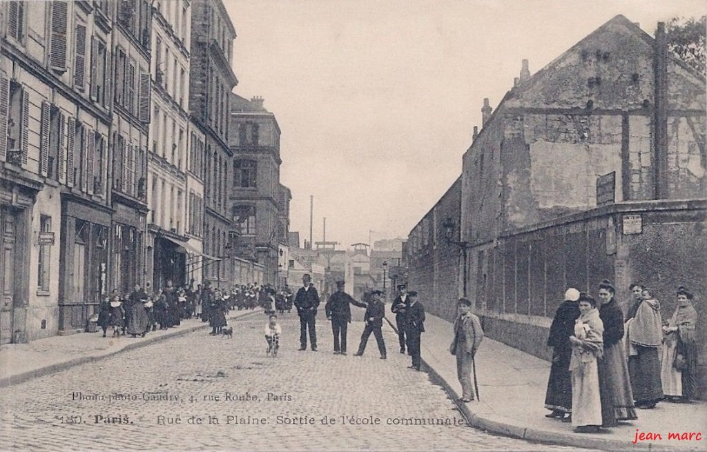 Paris XXe - Sortie de l'École Communale rue de la Plaine.jpg