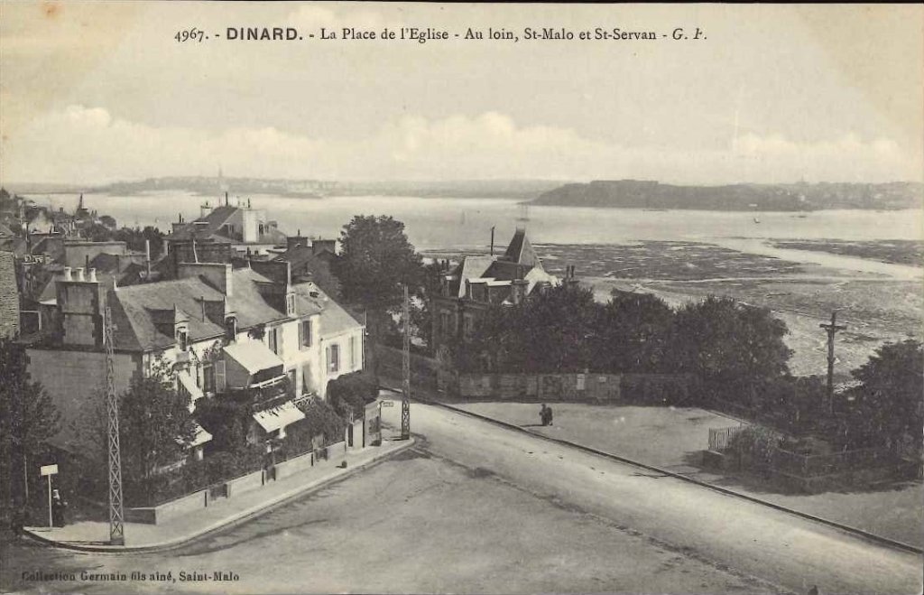 4967 - Dinard - La Place de l'Eglise - Au loin, St-Malo et St-Servan.jpg