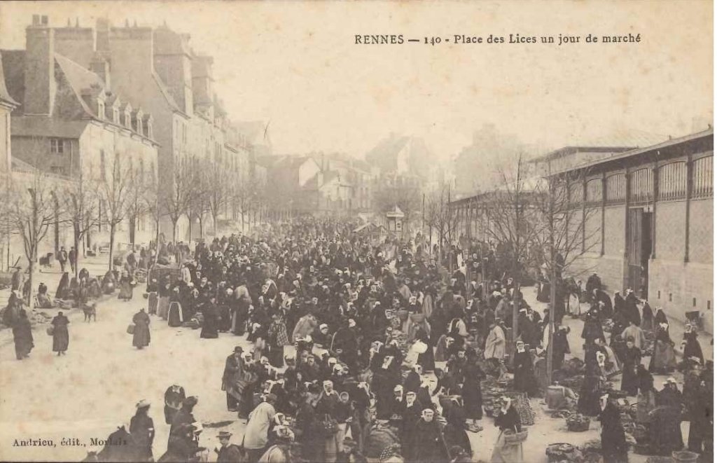 140 - Rennes - Place des Lices un jour de marché.jpg