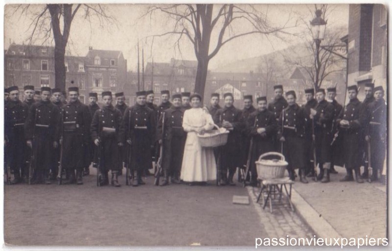 Soldats Cafe du bassin [F].JPG