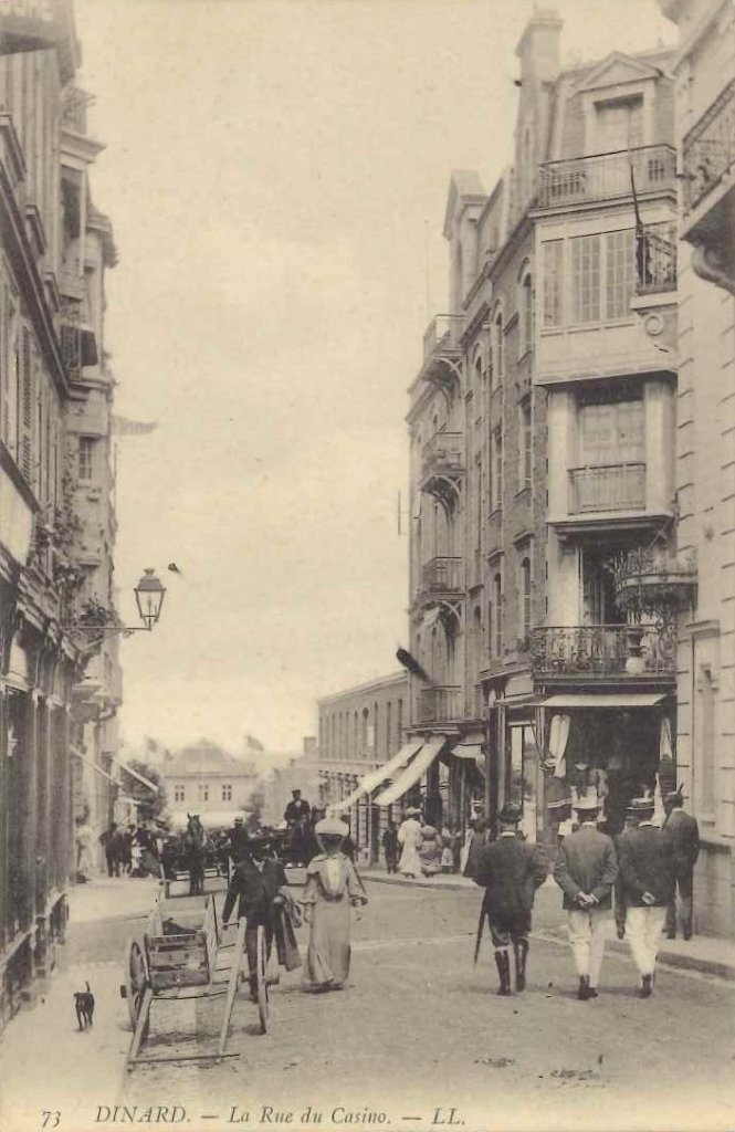 73 - Dinard - La Rue du Casino.jpg