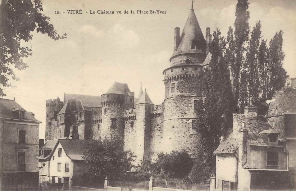 20 - Vitré - Le Château vu de la Place St-Yves.jpg