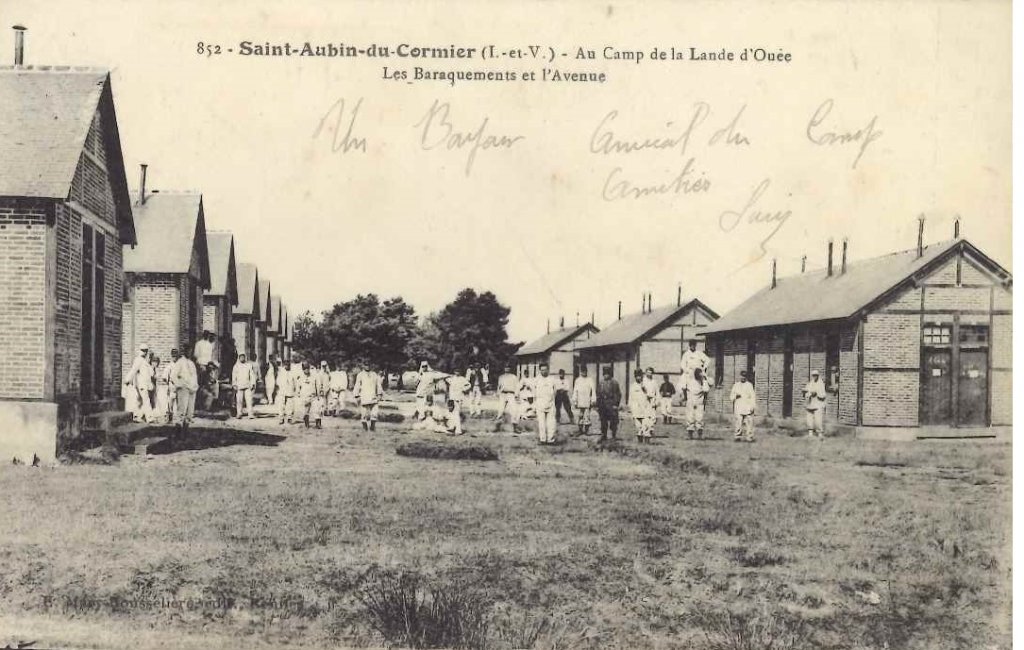 852 - Saint Aubin du Cormier - Au Camp de la Lande d'Ouée - Les Baraquements et l'Avenue.jpg