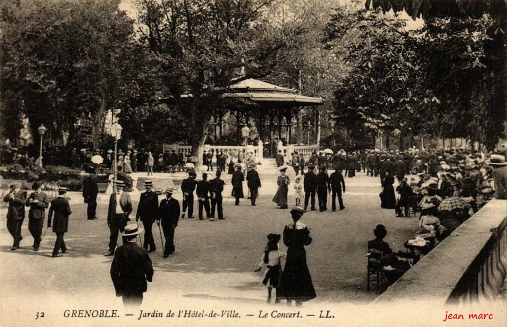 Grenoble - Jardin de l'Hôtel de Ville - Le Concert.jpg