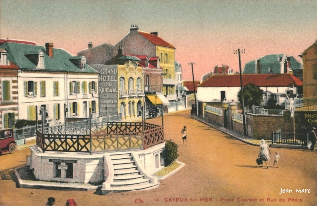 Cayeux-sur-Mer - Place Courbet et rue du Phare.jpg