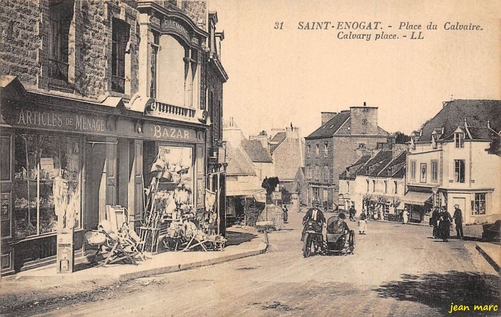 Saint-Enogat - Place du Calvaire.jpg