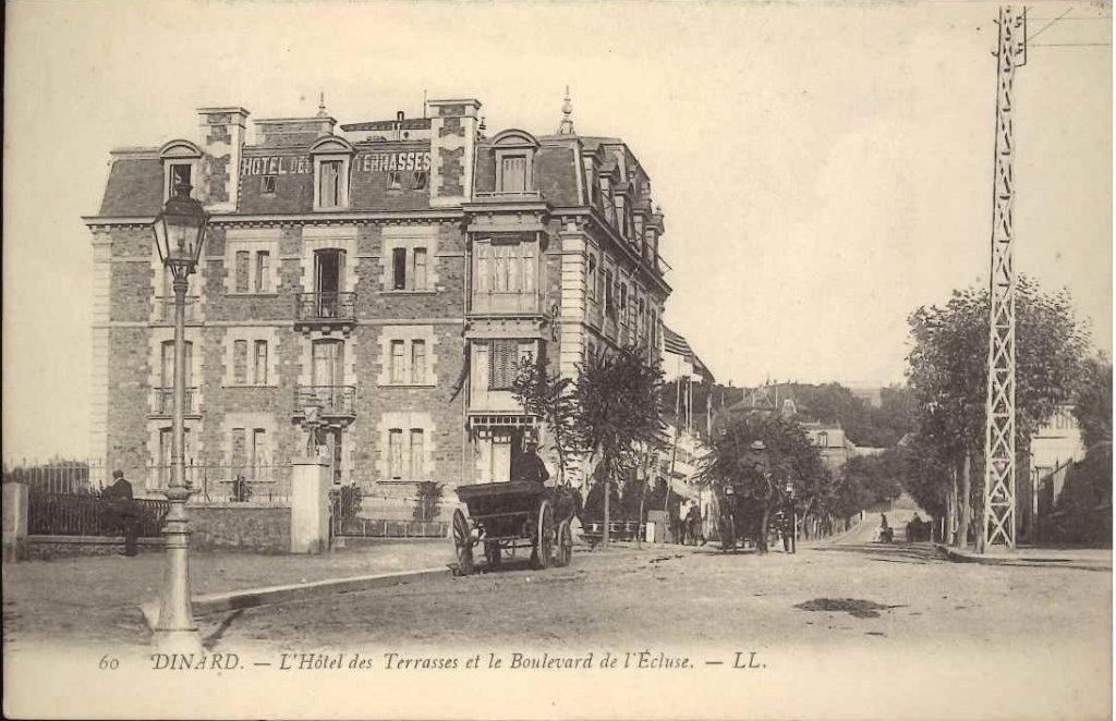 60 - Dinard - L'Hôtel des Terrasses et le Boulevard de l'Ecluse.jpg