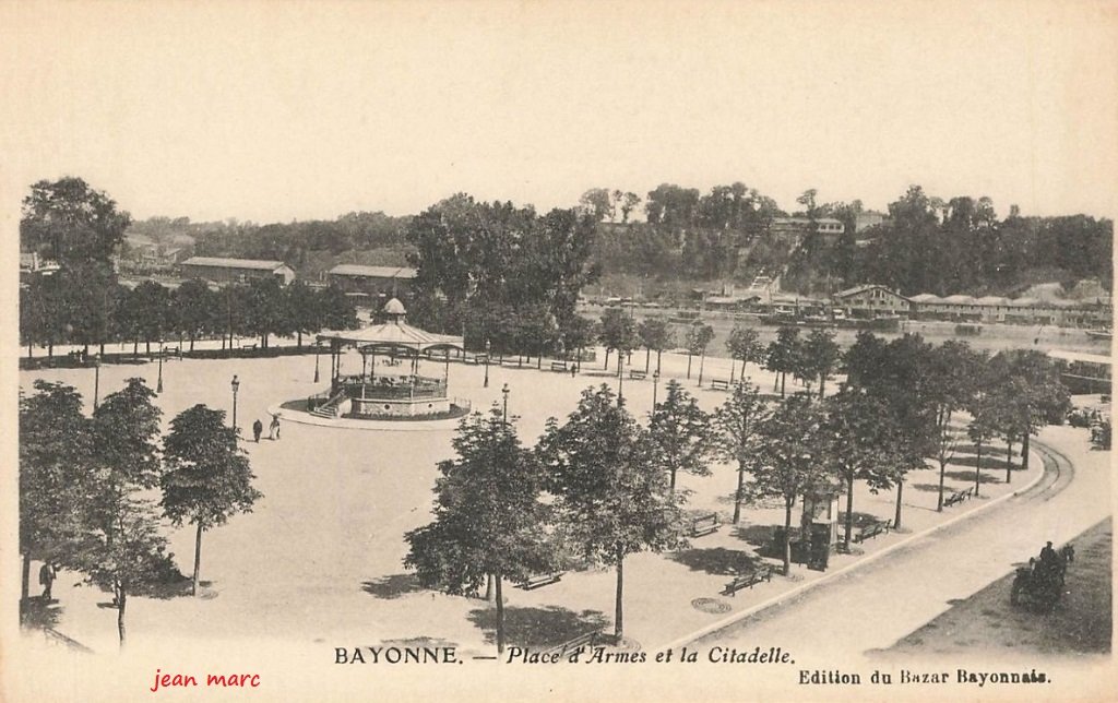 Bayonne - Place d'Armes et la Citadelle.jpg