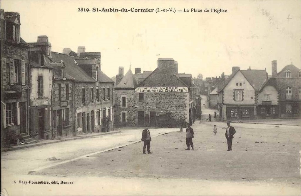 2819 - Saint Aubin du Cormier - La Place de l'Eglise.jpg