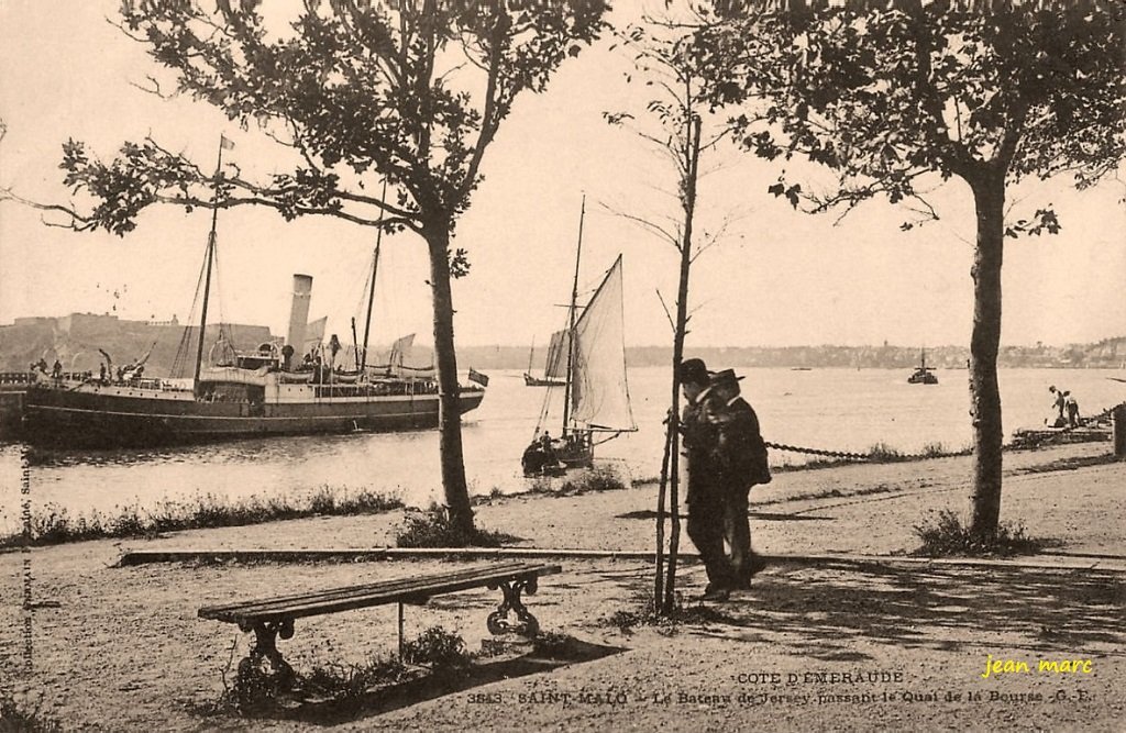 Saint-Malo - Le Bateau de Jersey passant le quai de la Bourse (le Hilda).jpg