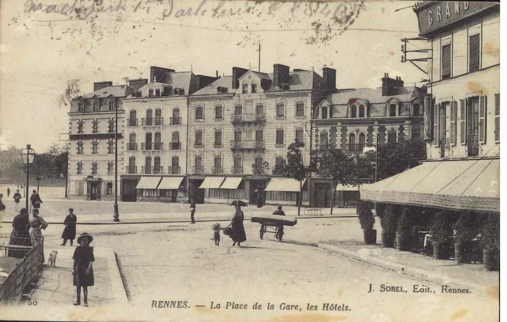 50 - Rennes - La Place de la Gare, les Hôtels.jpg