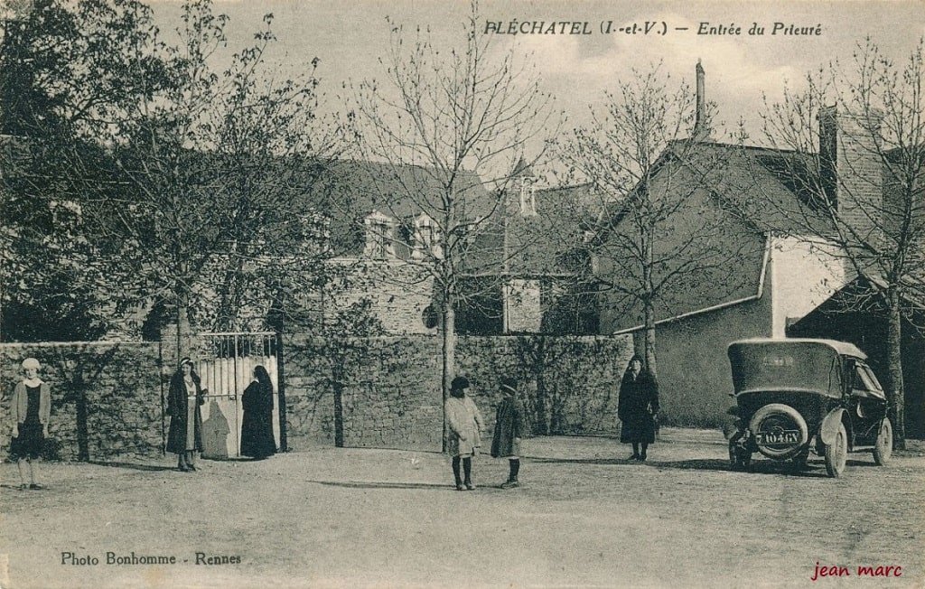Pléchâtel - Entrée du Prieuré.jpg