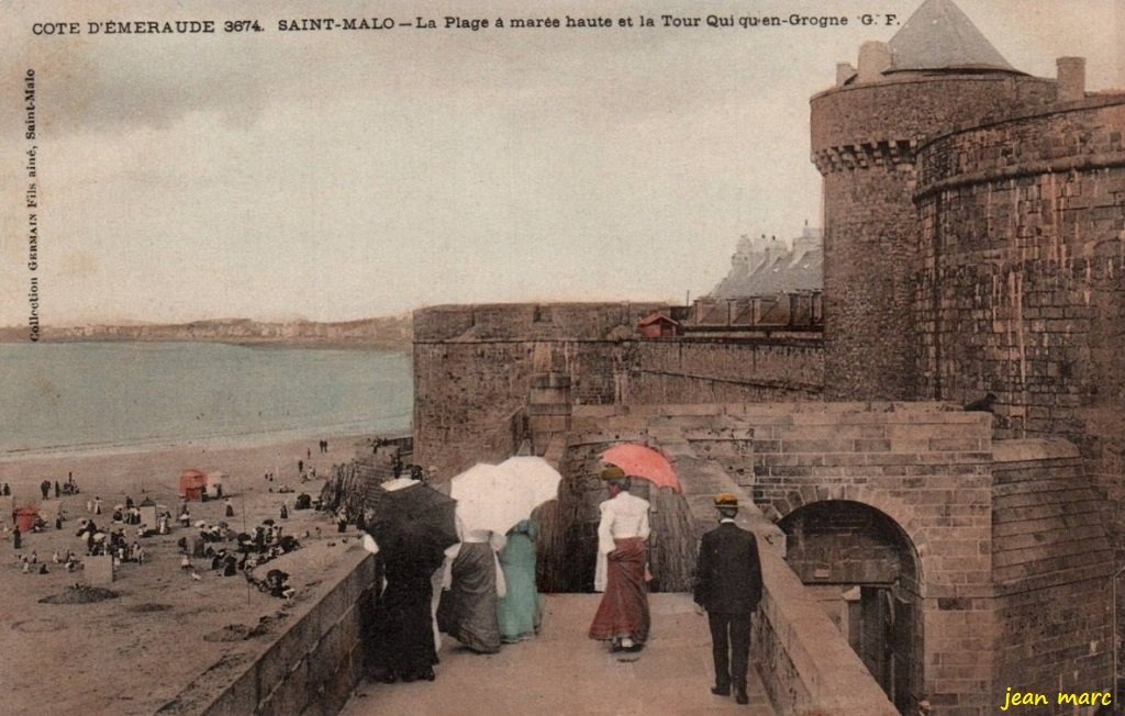 Saint-Malo - La Plage à marée haute et la Tour Qui qu'en-Grogne.jpg