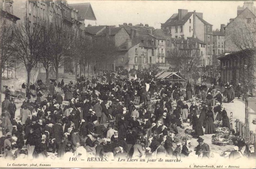 110 - Rennes - Les Lices un jour de marché.jpg