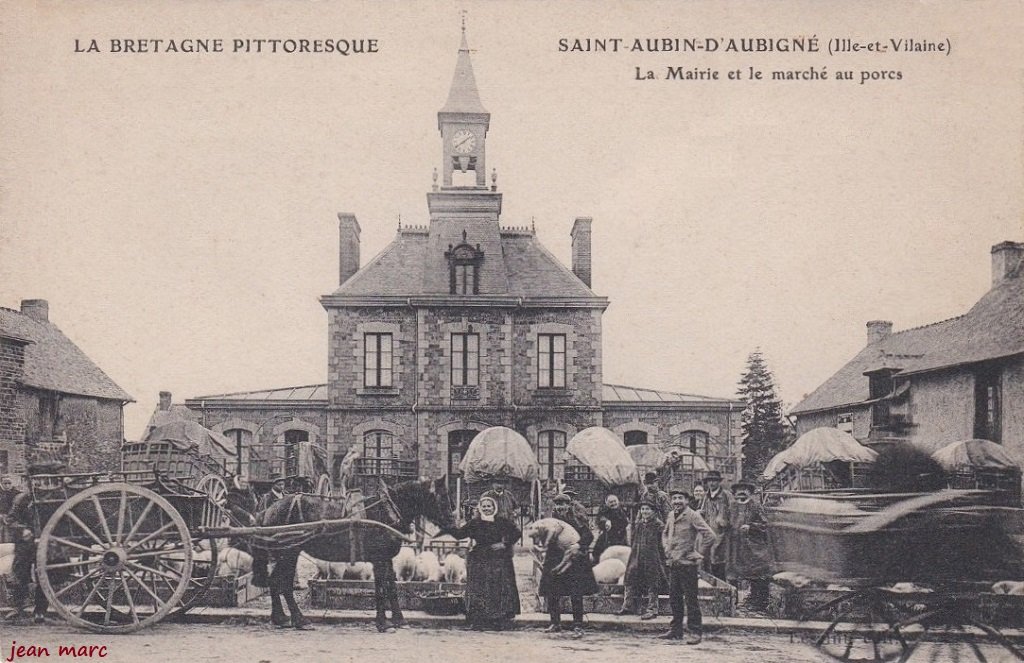 Saint-Aubin-d'Aubigné - La Mairie et le Marché aux porcs.jpg