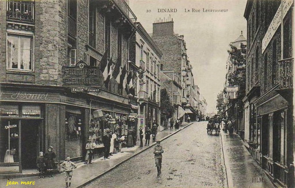 Dinard - La rue Levavasseur.jpg
