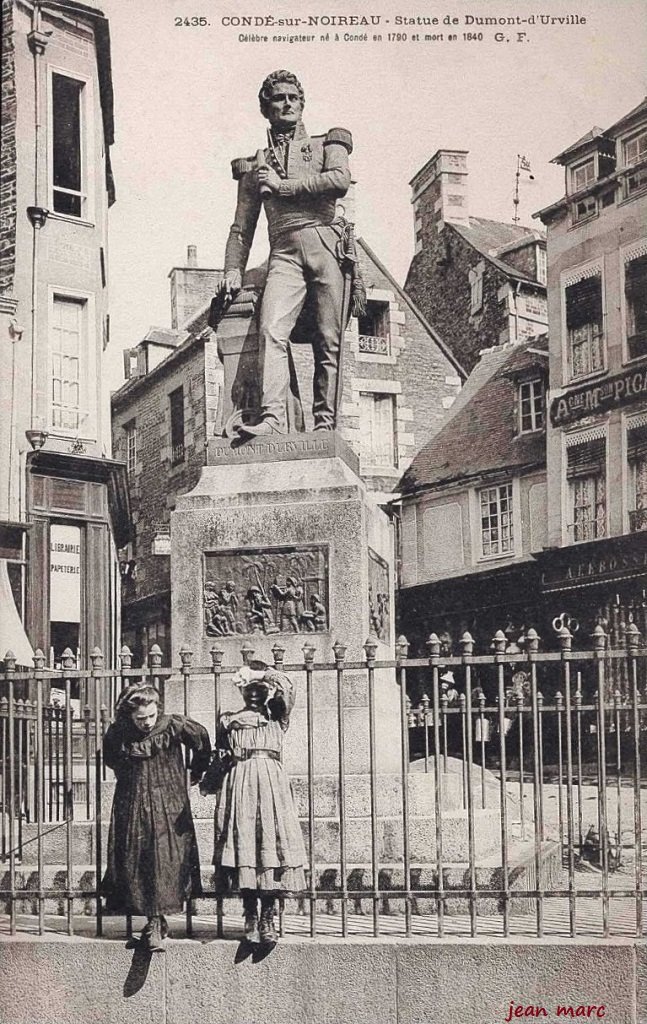 Condé-sur-Noireau - Statue de Dumont d'Urville.jpg