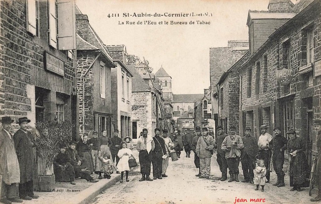 Saint-Aubin-du-Cormier - La Rue de l'Écu et le bureau de tabac.jpg