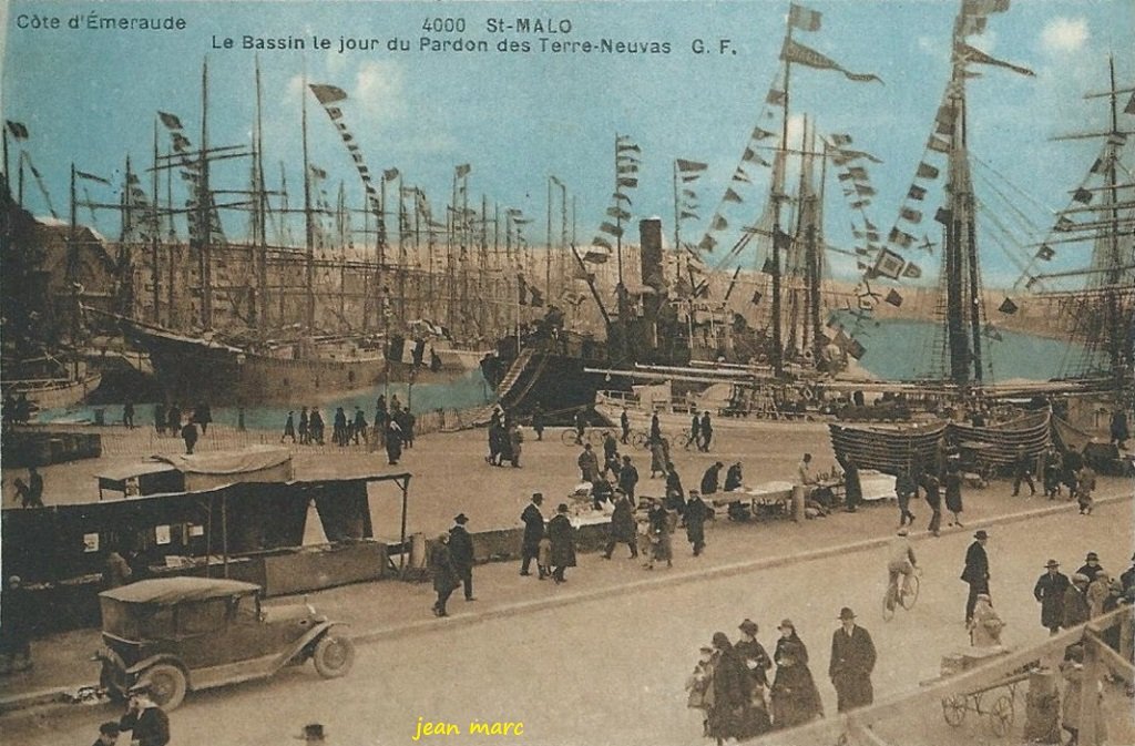 Saint-Malo - Le Bassin le jour du Pardon des Terreneuvas.jpg