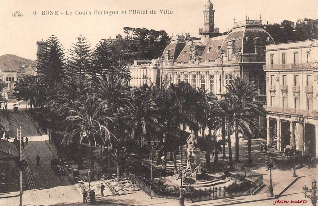 Bône - Le Cours Bertagna et l'Hôtel de Ville.jpg