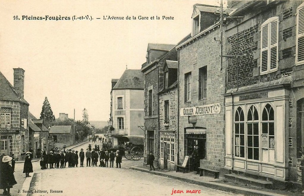Pleine-Fougères - L'Avenue de la Gare et la Poste.jpg