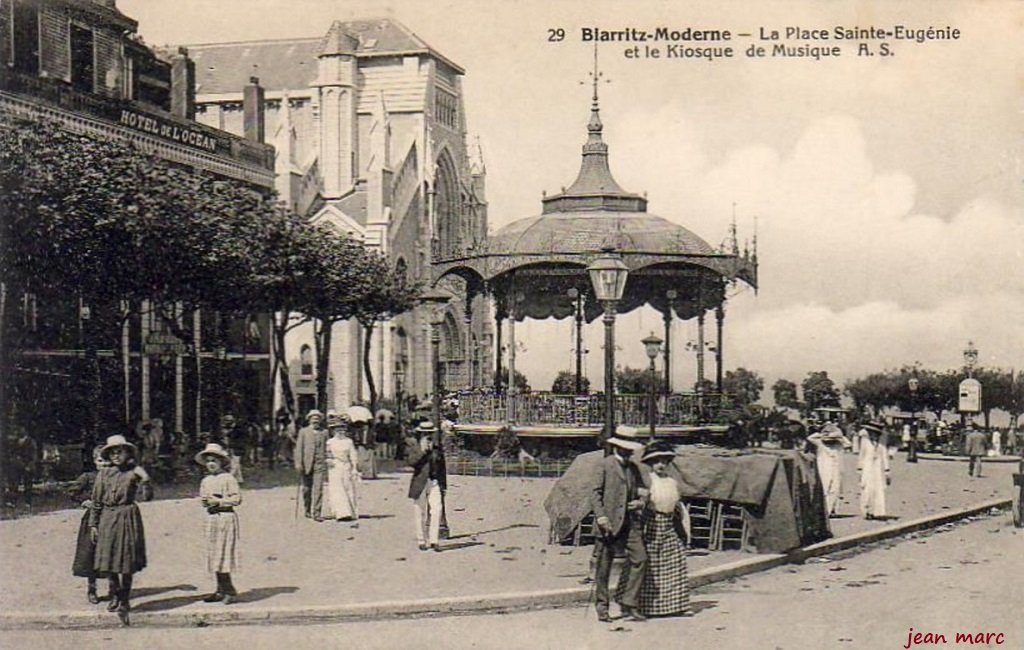 Biarritz - La Place Sainte-Eugénie et le Kiosque de musique.jpg