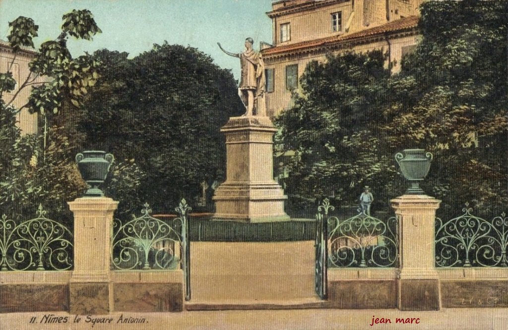 Nîmes - Le Square Antonin.jpg