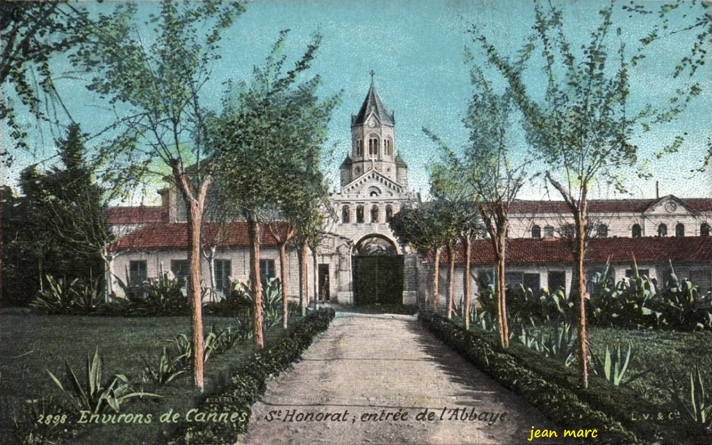 Environs de Cannes - St Honorat, entrée de l'Abbaye.jpg