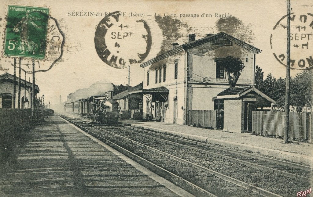 38-Sérézin du Rhone - La Gare Passage d'un Rapide.jpg