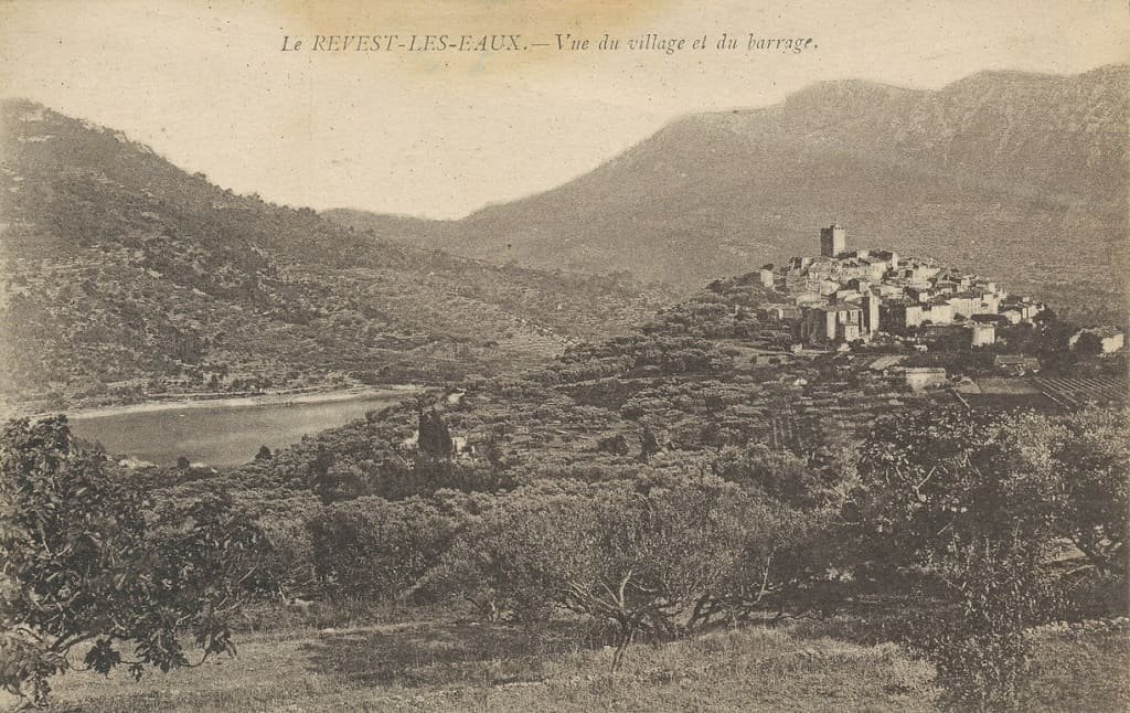 Le Revest vue village-barrage.jpg