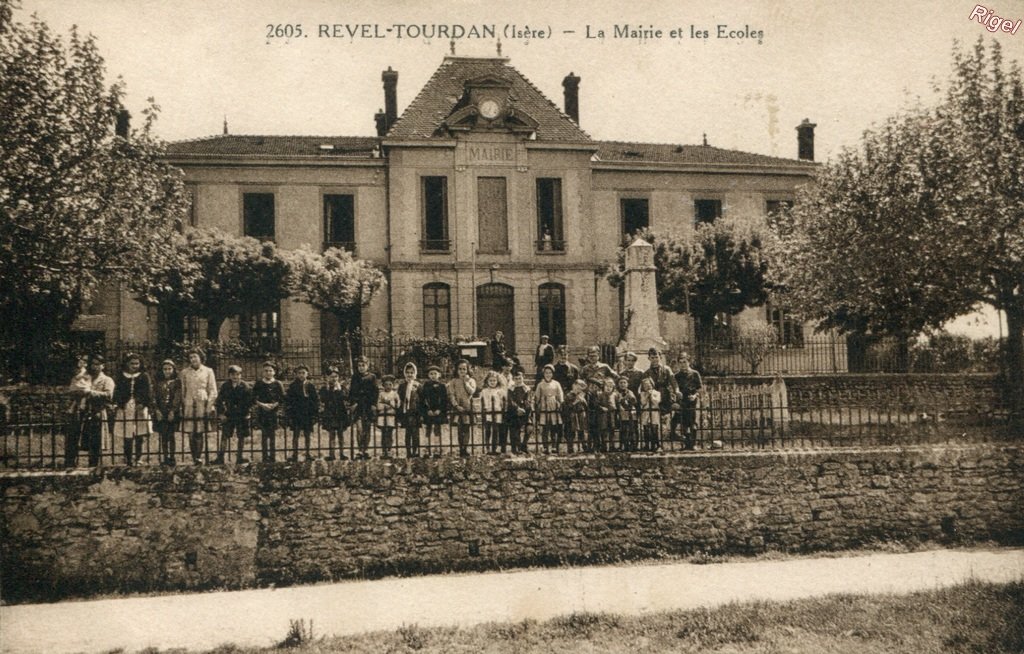 38-Revel-Tourdan - La Mairie et les Ecoles - 2605 Edition Blanchard Vienne.jpg