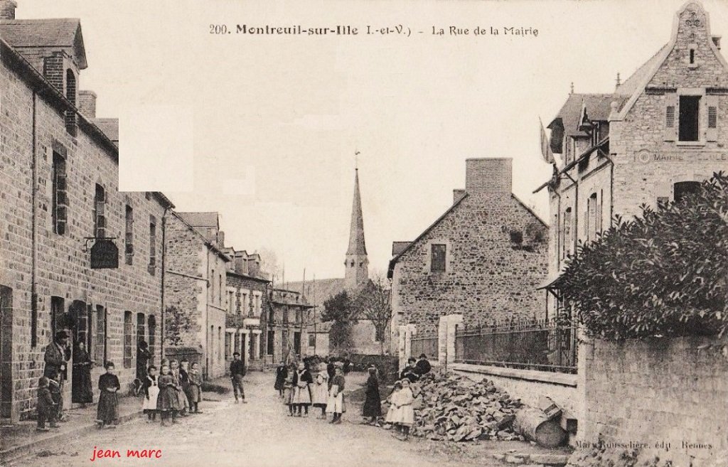 Montreuil-sur-Ille - La Rue de la Mairie.jpg