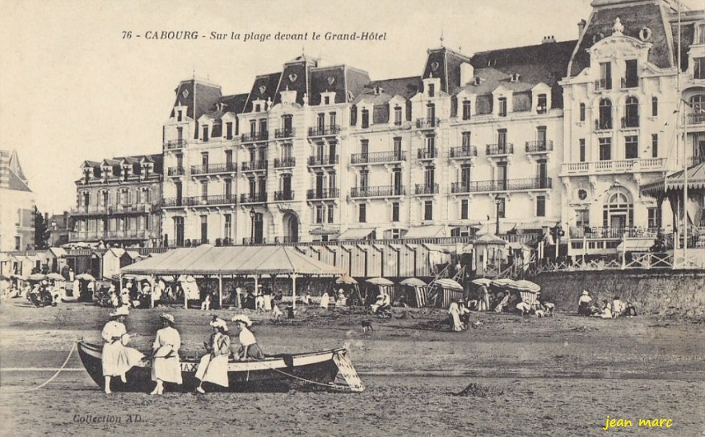 Cabourg - Sur la Plage devant le Grand Hôtel.jpg