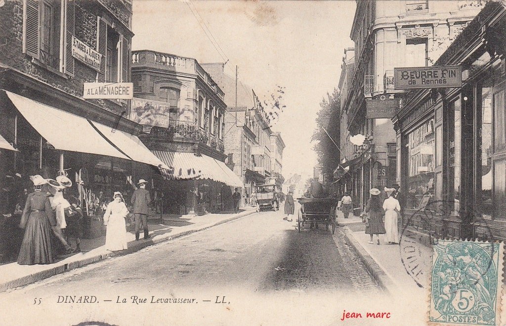 Dinard - La Rue Levavasseur.jpg