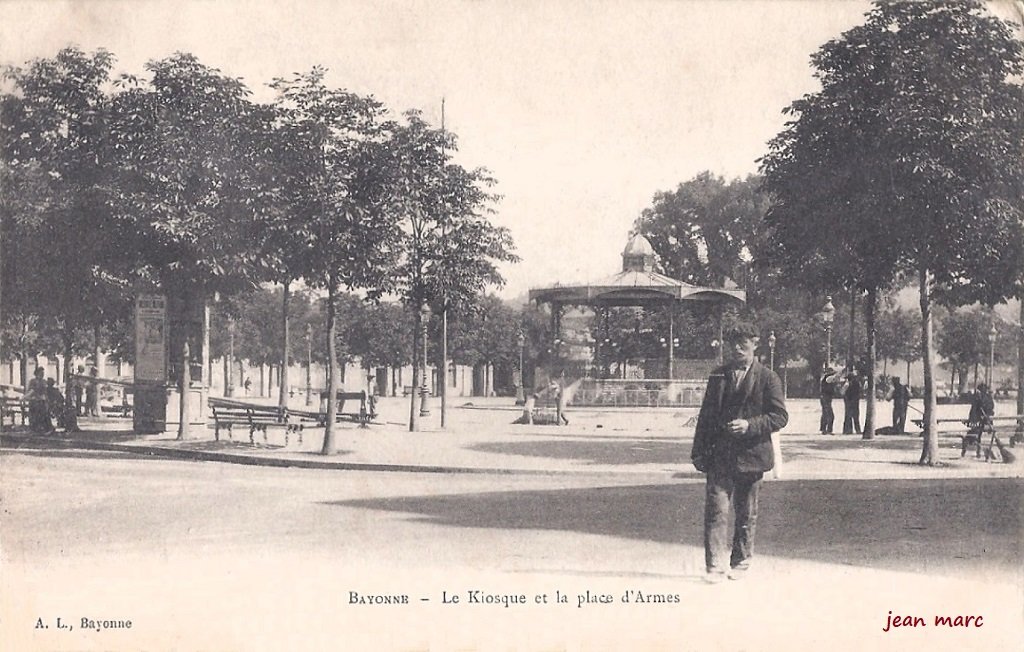 Bayonne - Le Kiosque de la Place d'Armes.jpg