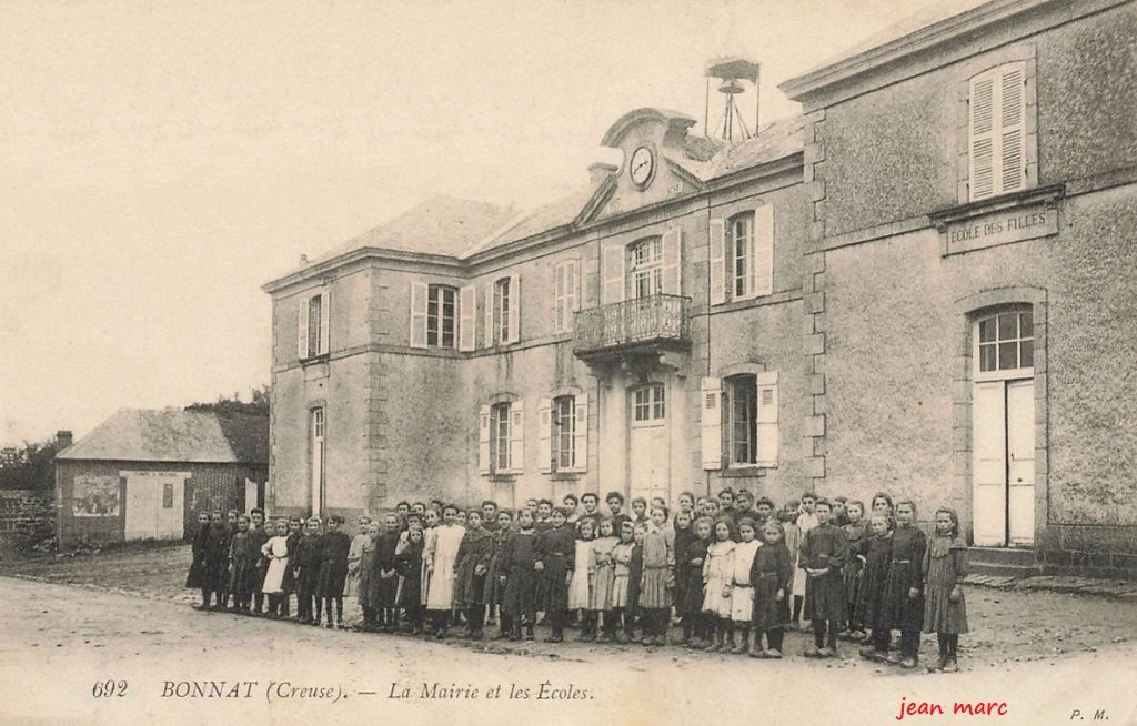 Bonnat - La Mairie et les Écoles.jpg