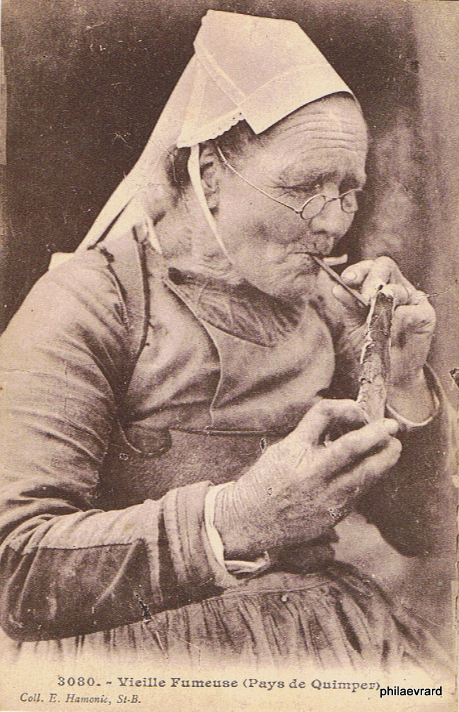 Бабушка с трубкой курительной. Бабка шаман. Женщина курящая трубку. Женщина с трубкой курительной. Старуха с трубкой.